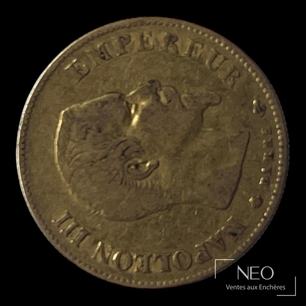 Avers d’une pièce de 10 francs or Napoléon III tête nue avec la légende EMPEREUR autour du portrait.