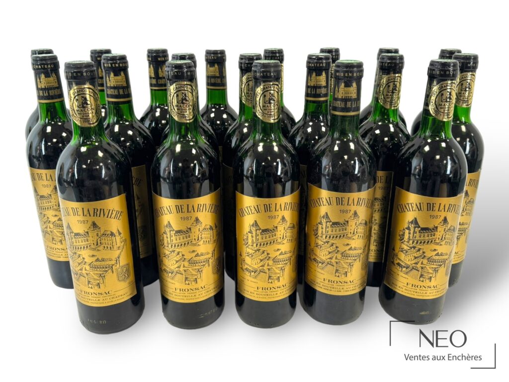 Vingt bouteilles de Fronsac Château de la Rivière 1987 alignées de face