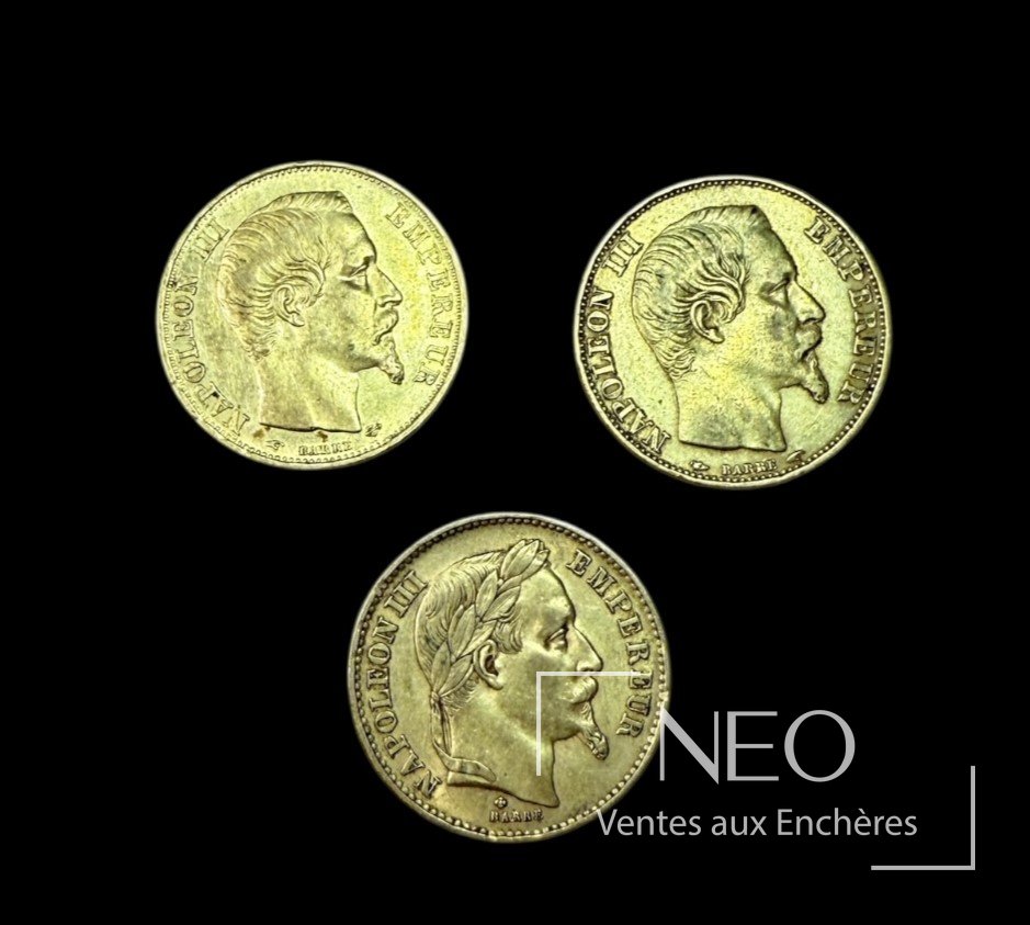 Trois pièces de 20 francs Napoléon III vues de face sur fond noir.