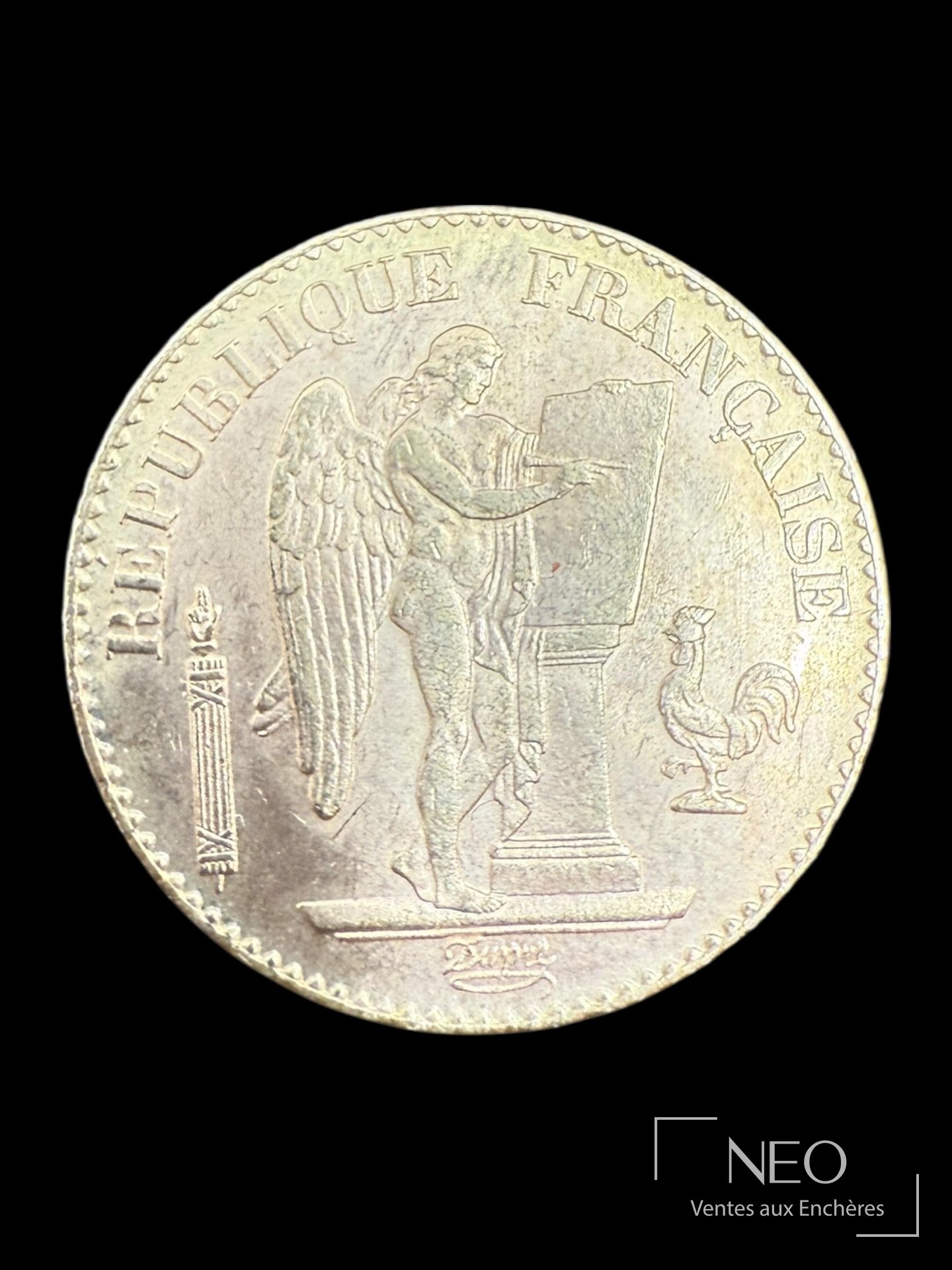 Avers d'une pièce de 20 francs or Génie ailé avec l'inscription REPUBLIQUE FRANCAISE.