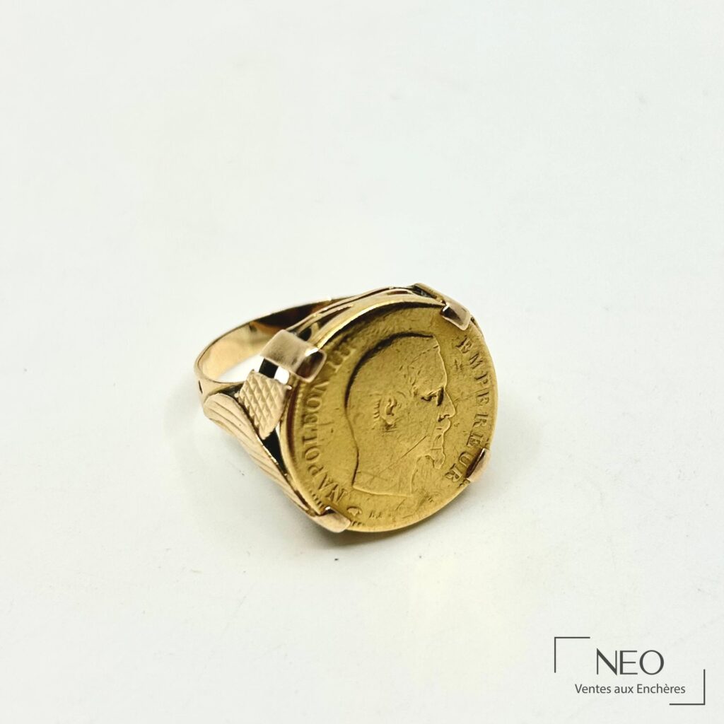 Bague en pièce de 20 francs or Napoléon III tête nue sur monture ajourée