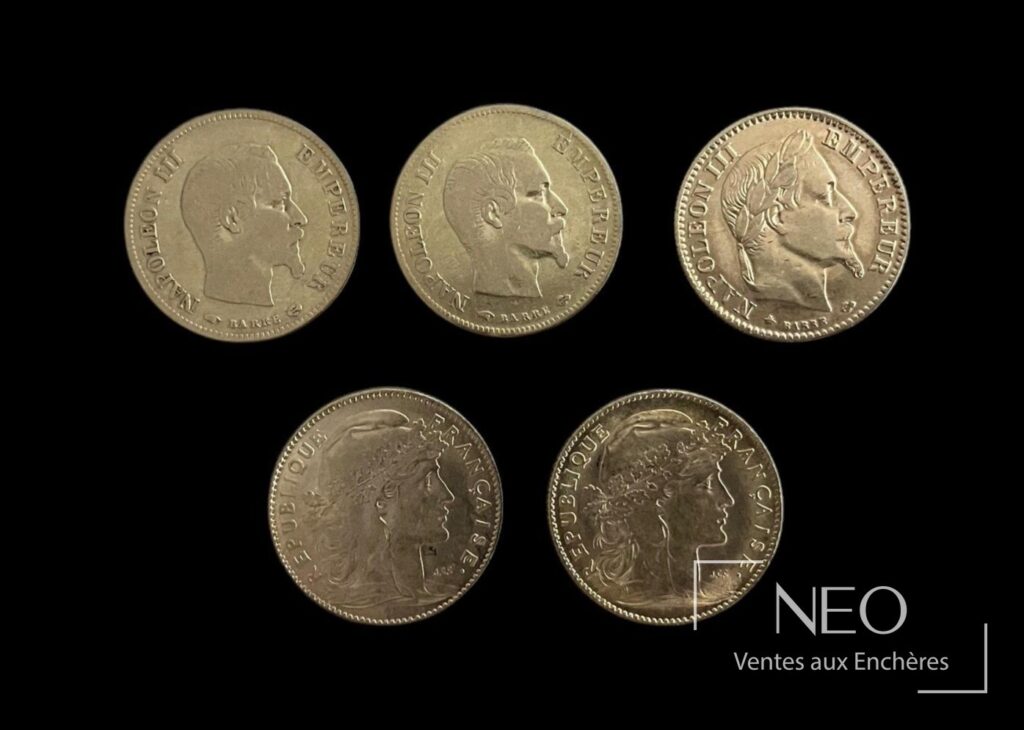 Cinq pièces de 10 francs or présentées sur fond noir