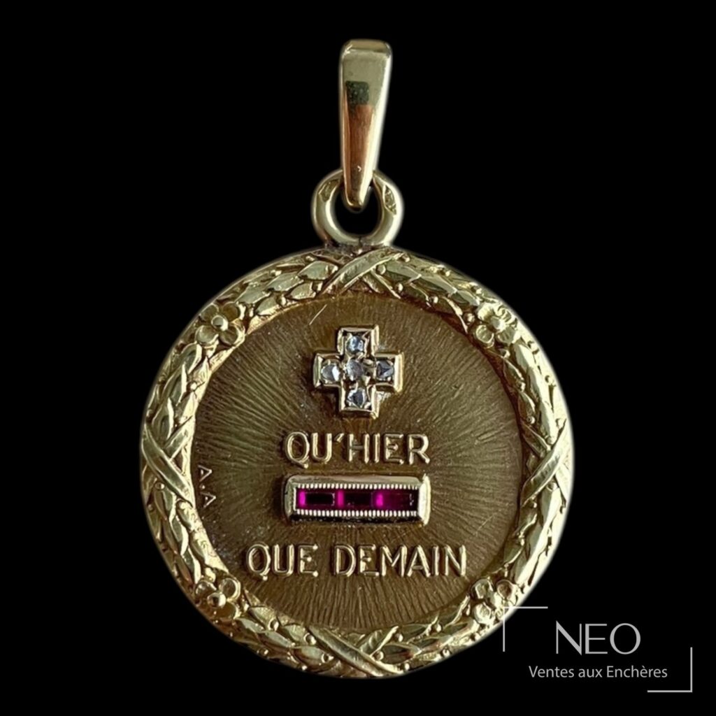 Médaille ronde A. Augis en or jaune avec diamants et rubis