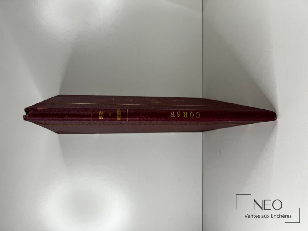 Dos en cartonnage bordeaux titré en doré