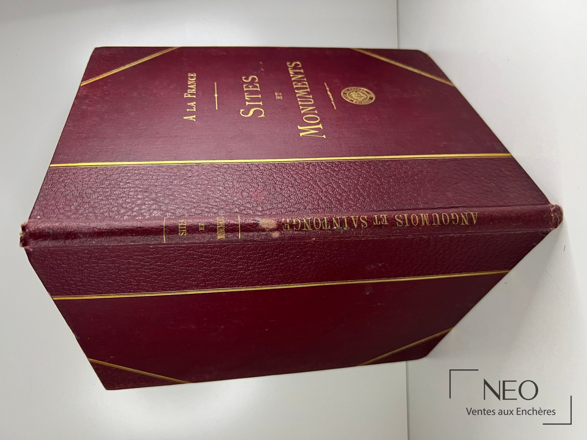 Cartonnage bordeaux titré A la France
