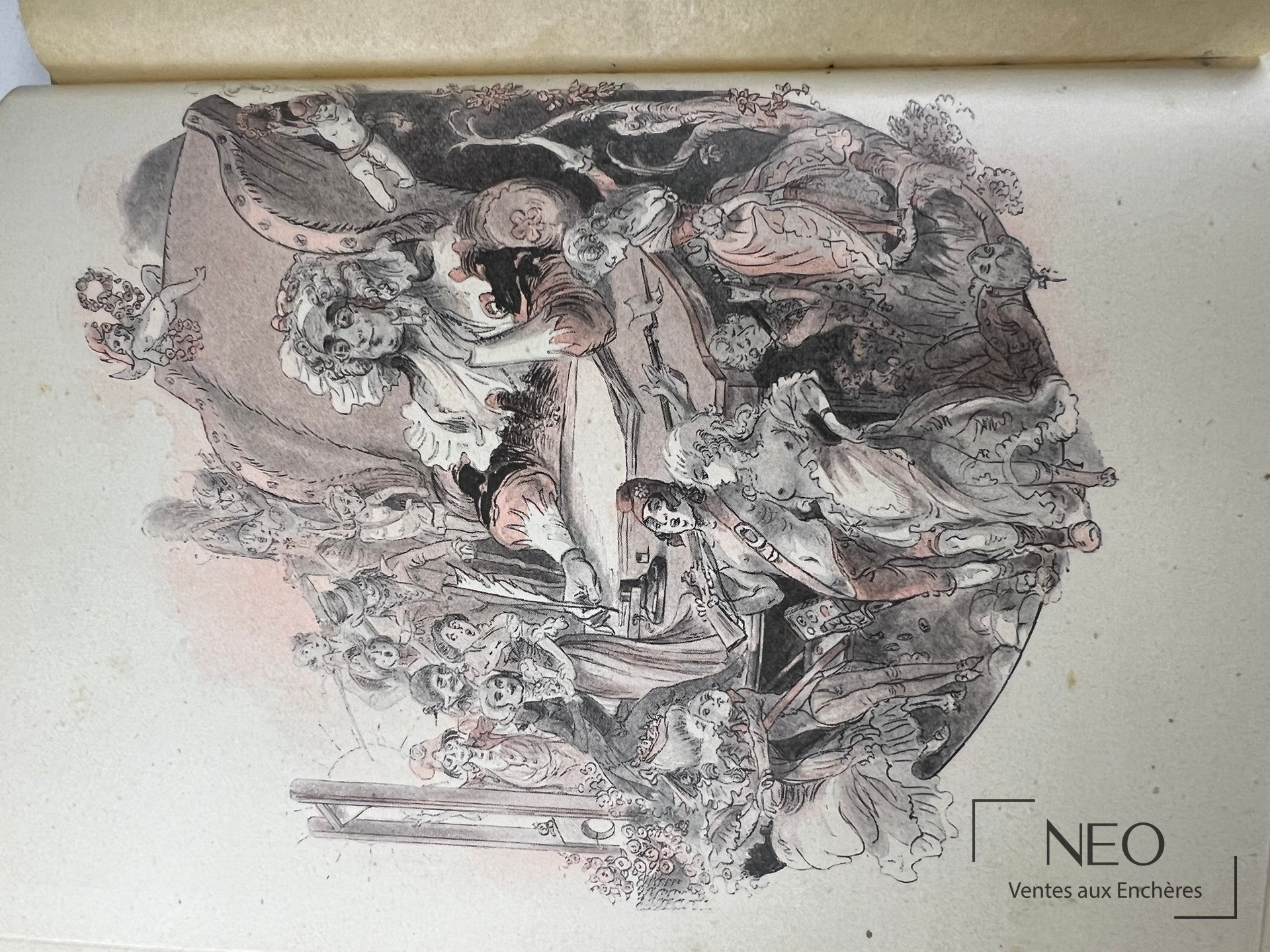 Page illustrée en couleurs et en noir avec scène animée de personnages autour d'une figure centrale