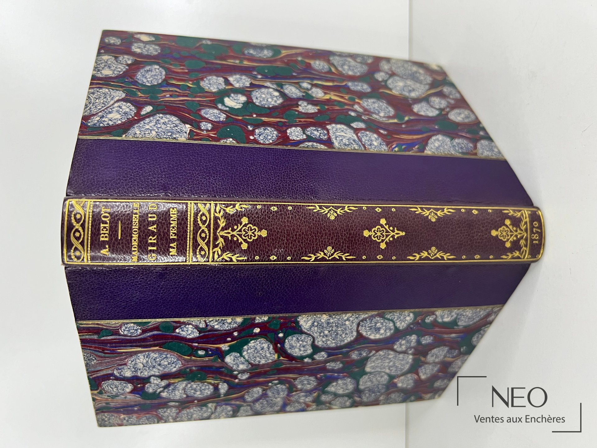 Reliure violette et dos doré d’un livre ancien Adolphe Belot