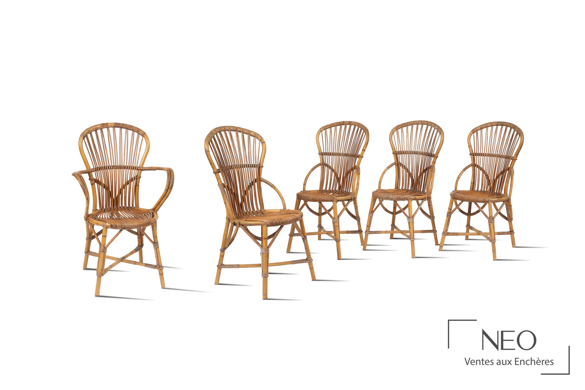 Suite de quatre chaises en rotin et fauteuil au modèle