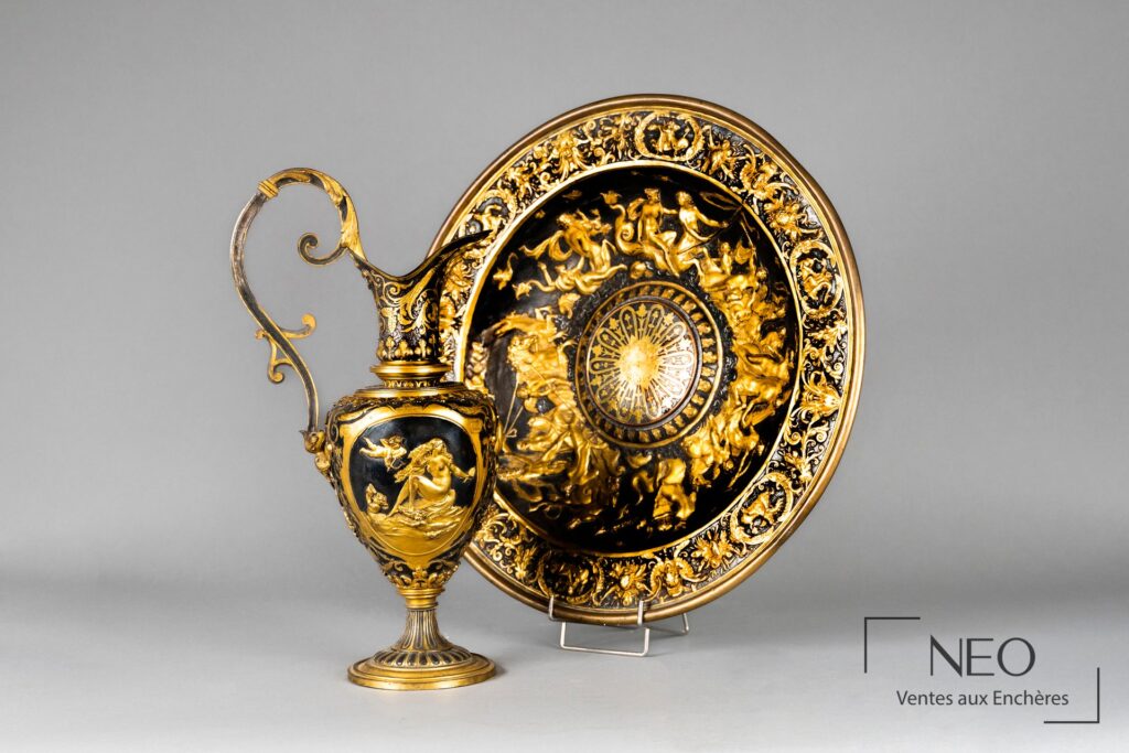 Aiguière et bassin en laiton patiné et doré avec décor mythologique repoussé