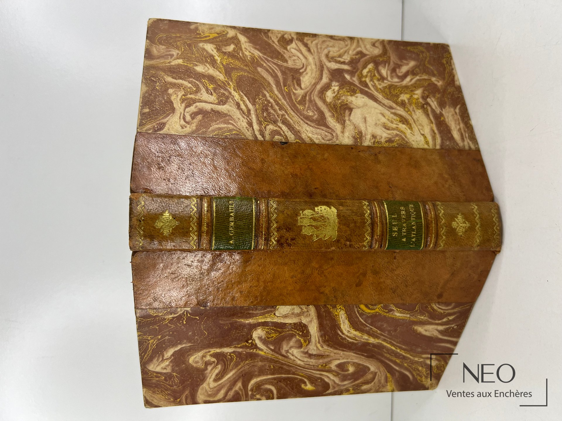 Livre relié en demi basane avec plats marbrés et dos à nerfs doré