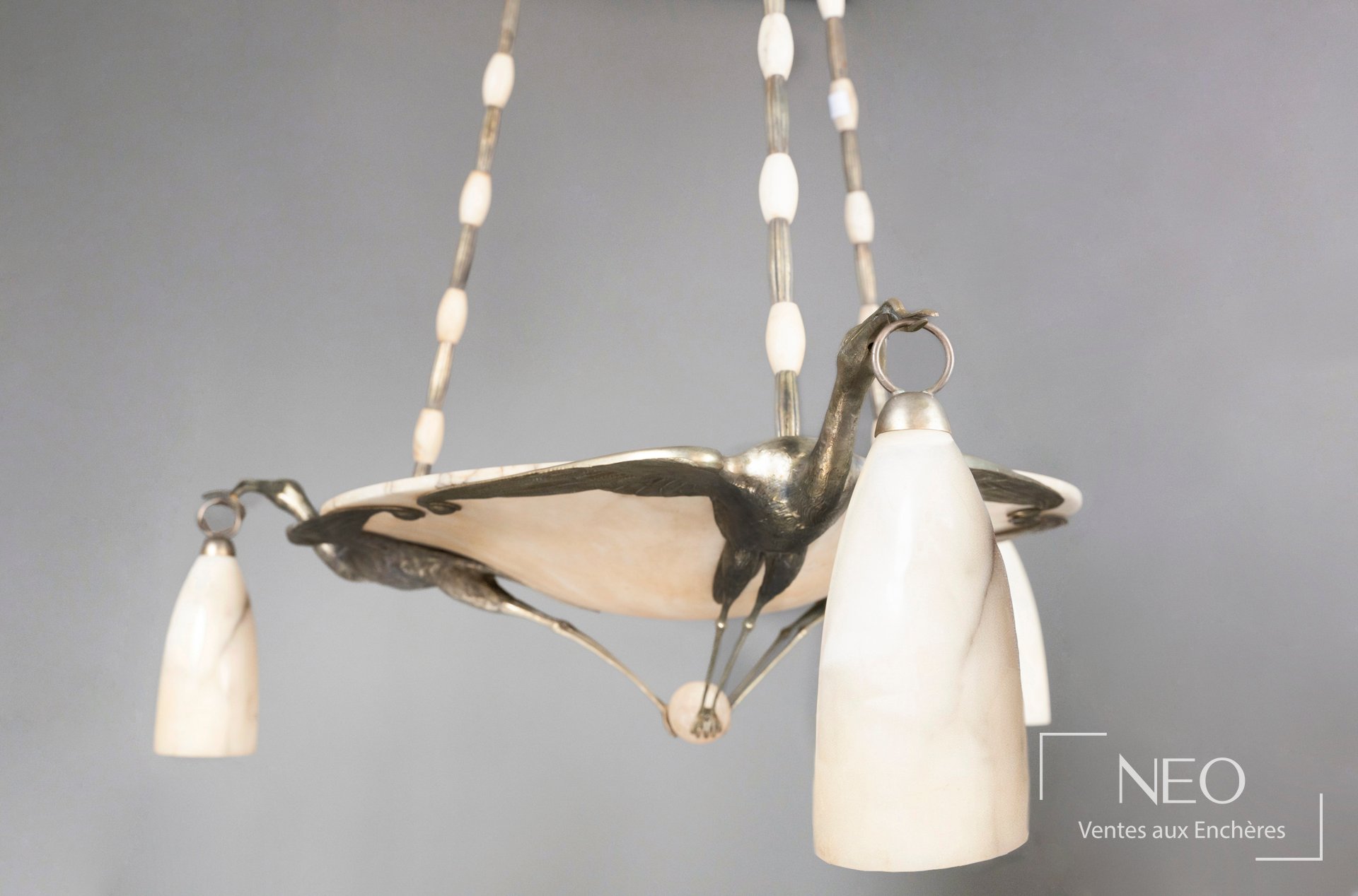 Lustre aux cigognes d’Albert Cheuret en albâtre et bronze argenté