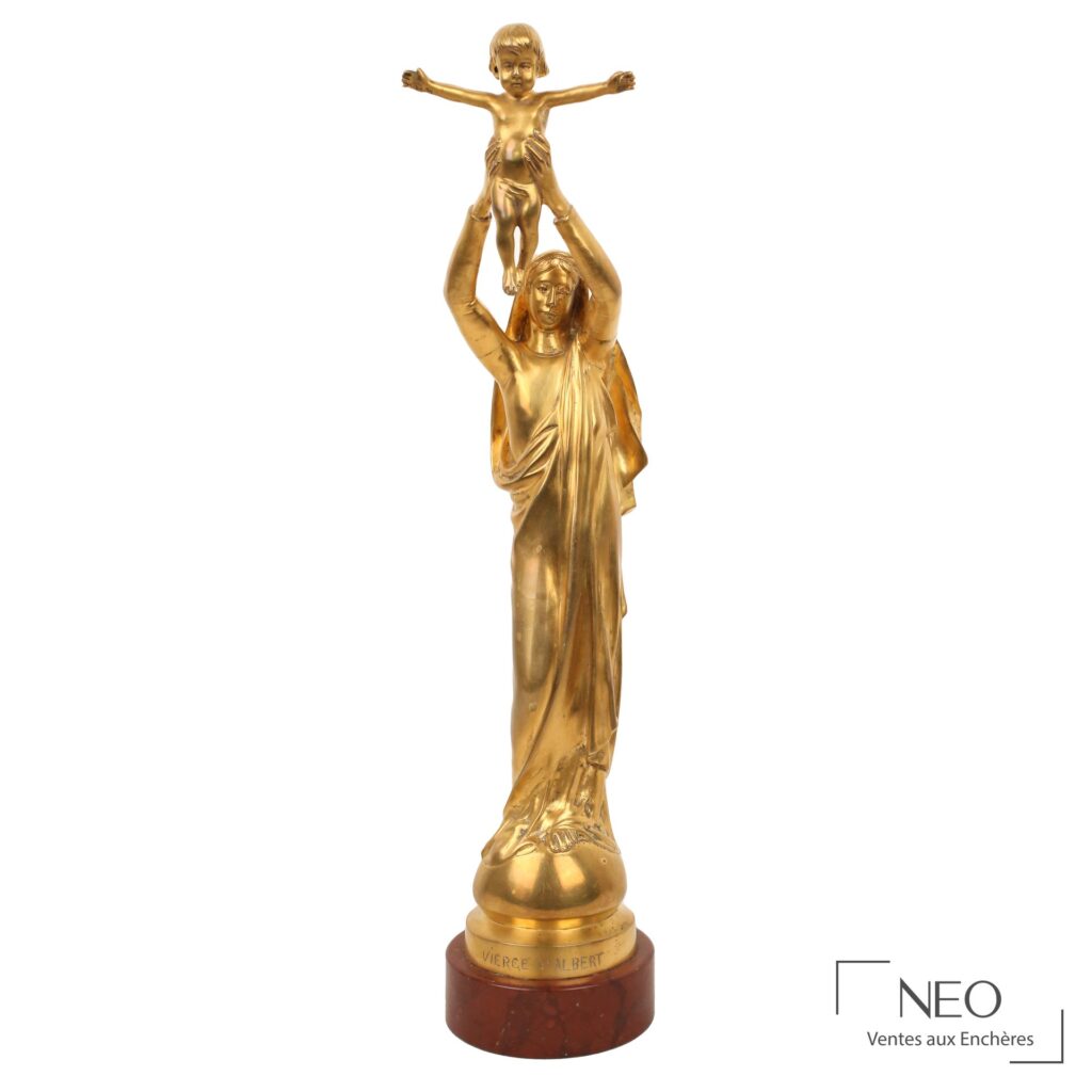 Statue en bronze à patine dorée représentant une Vierge tenant un enfant au-dessus de sa tête