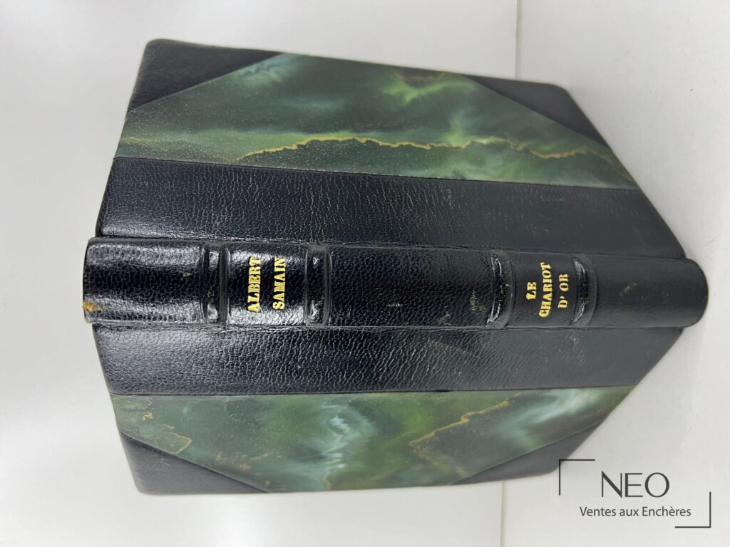 Reliure d’un livre d’Albert Samain avec plats noir et vert marbré et titre doré au dos