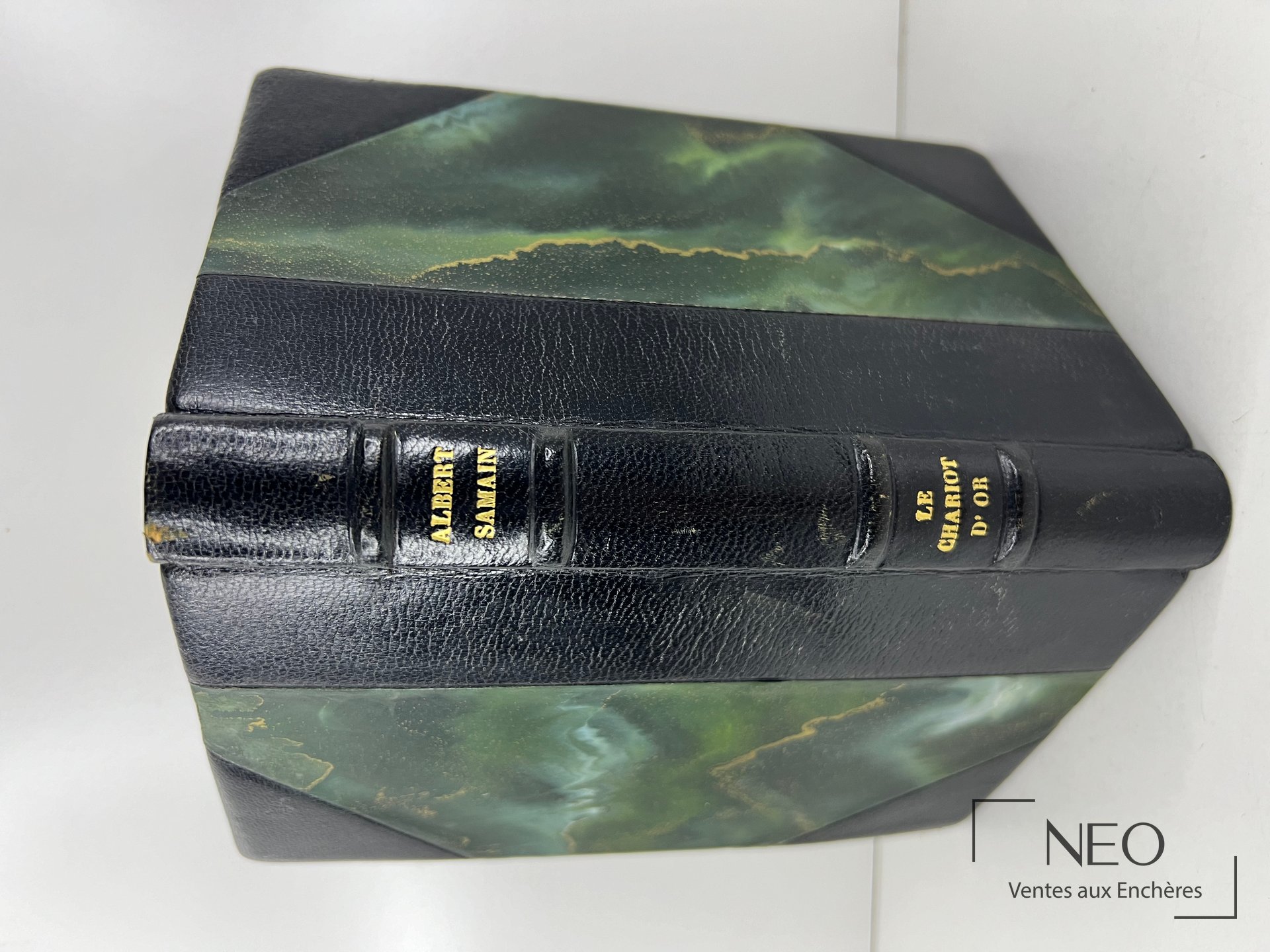 Reliure d’un livre d’Albert Samain avec plats noir et vert marbré et titre doré au dos