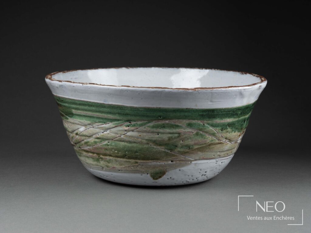 Coupe circulaire en grès émaillé à décor vert et blanc
