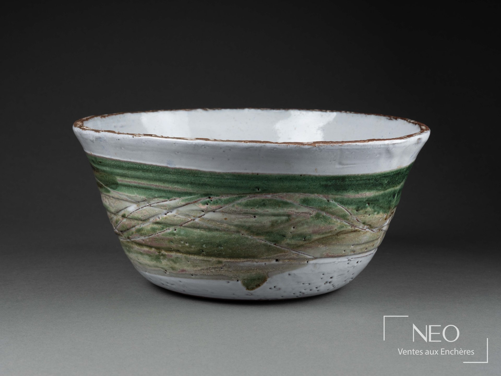 Coupe circulaire en grès émaillé à décor vert et blanc