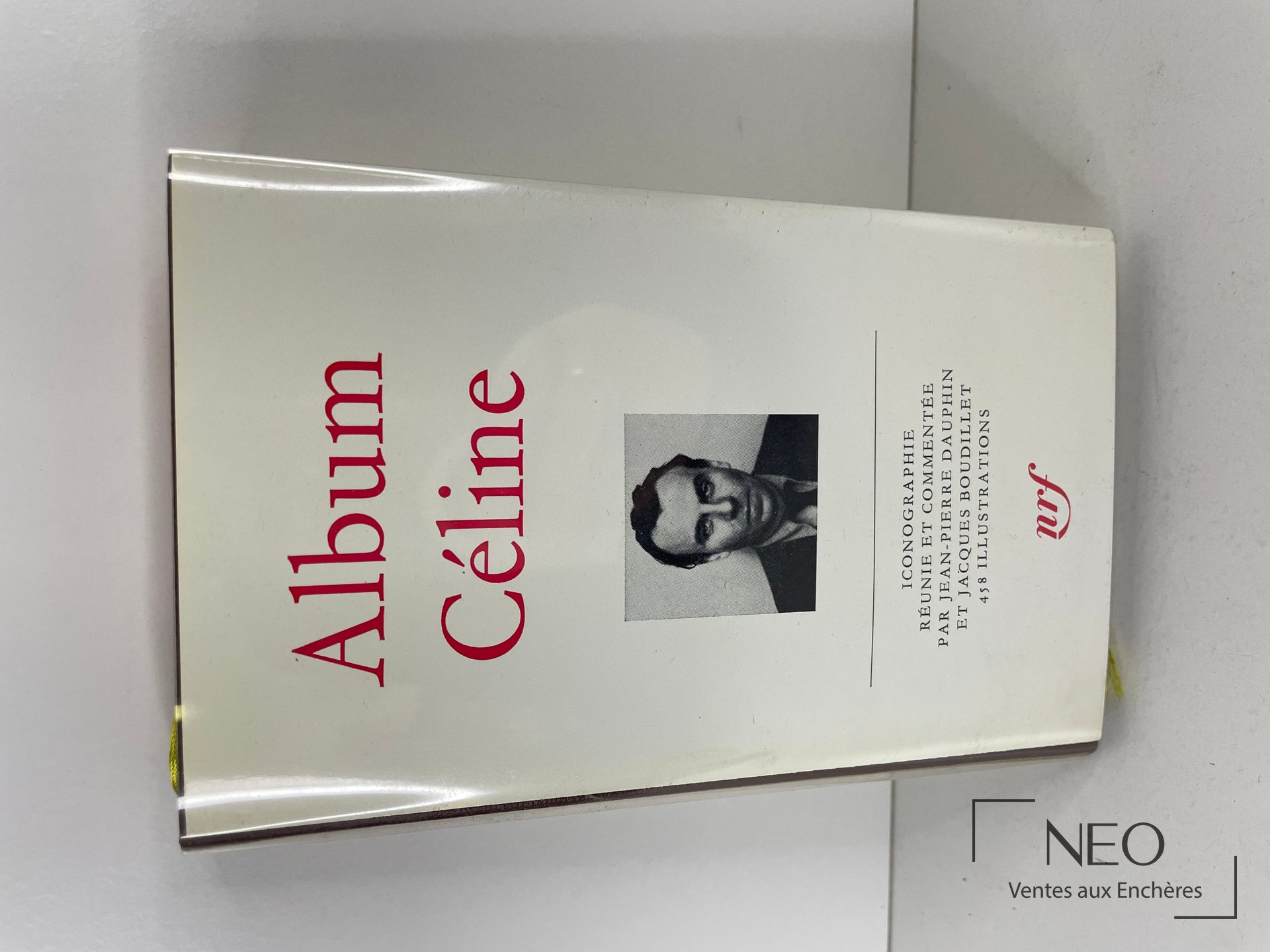 Couverture de l'album Céline avec portrait en noir et blanc et titre en rouge.