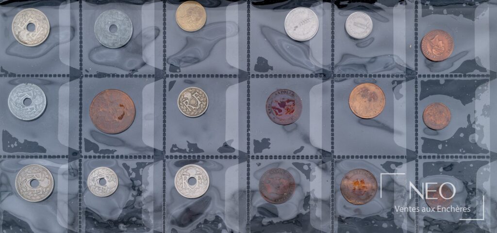 Album de pièces avec monnaies françaises et étrangères en pochettes plastiques