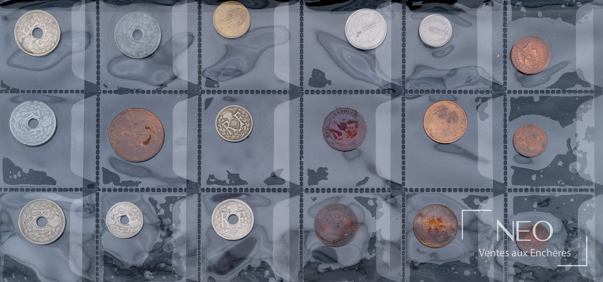 Album de collection contenant un important ensemble de pièces françaises et étrangères
