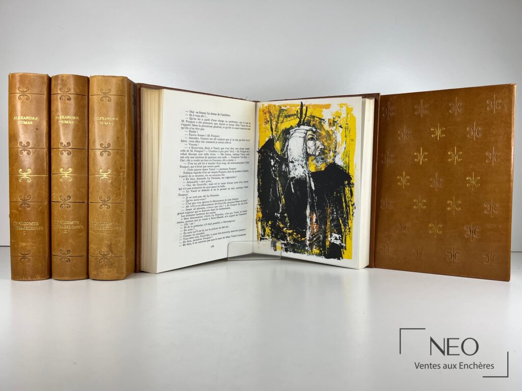 Cinq volumes du Comte de Monte-Cristo avec un livre ouvert montrant une illustration en couleur