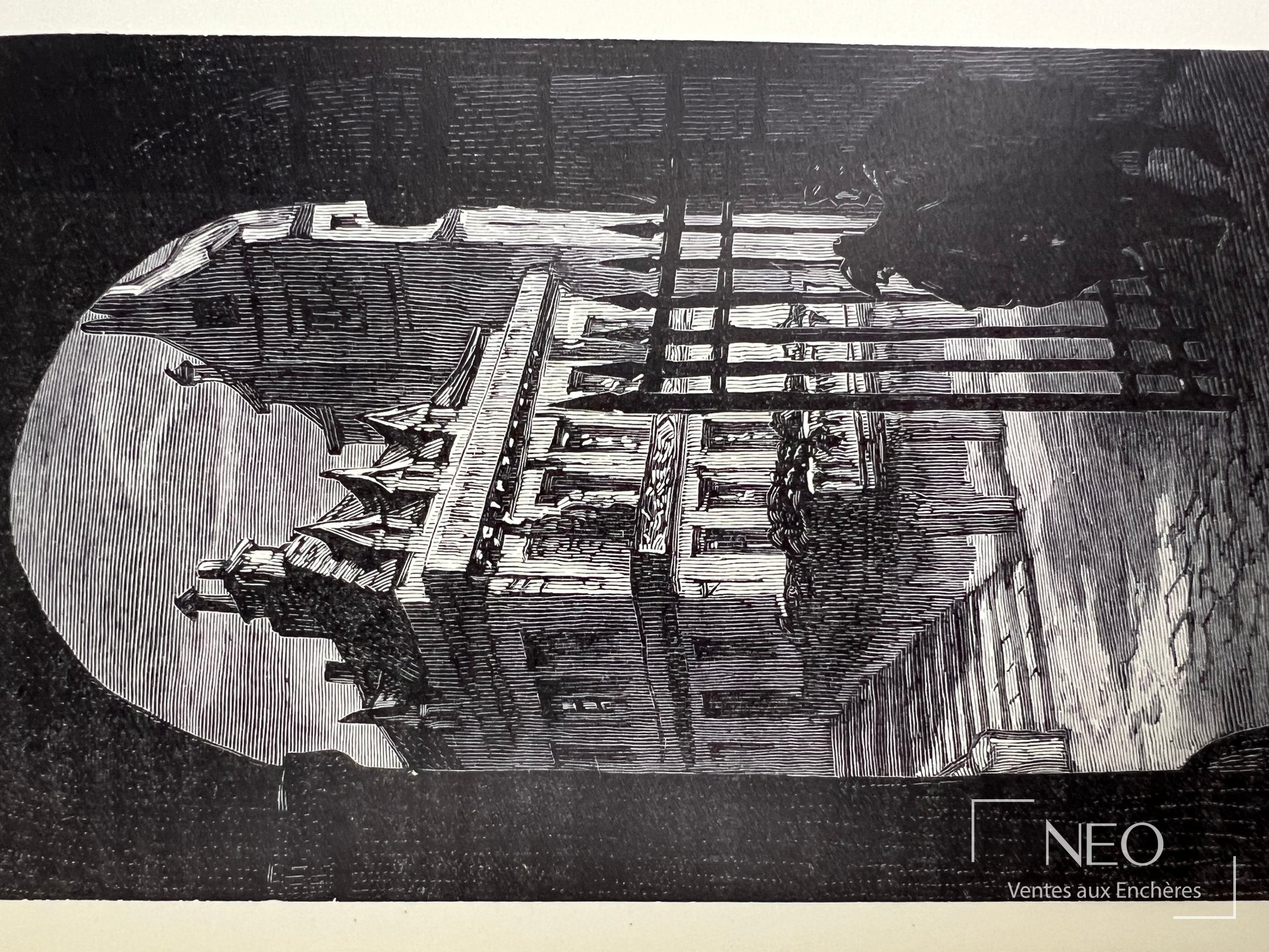 Illustration en noir gravée sur bois avec architecture et silhouettes