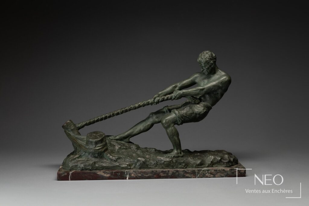 Bronze patiné vert représentant un haleur tirant une corde sur socle de marbre veiné