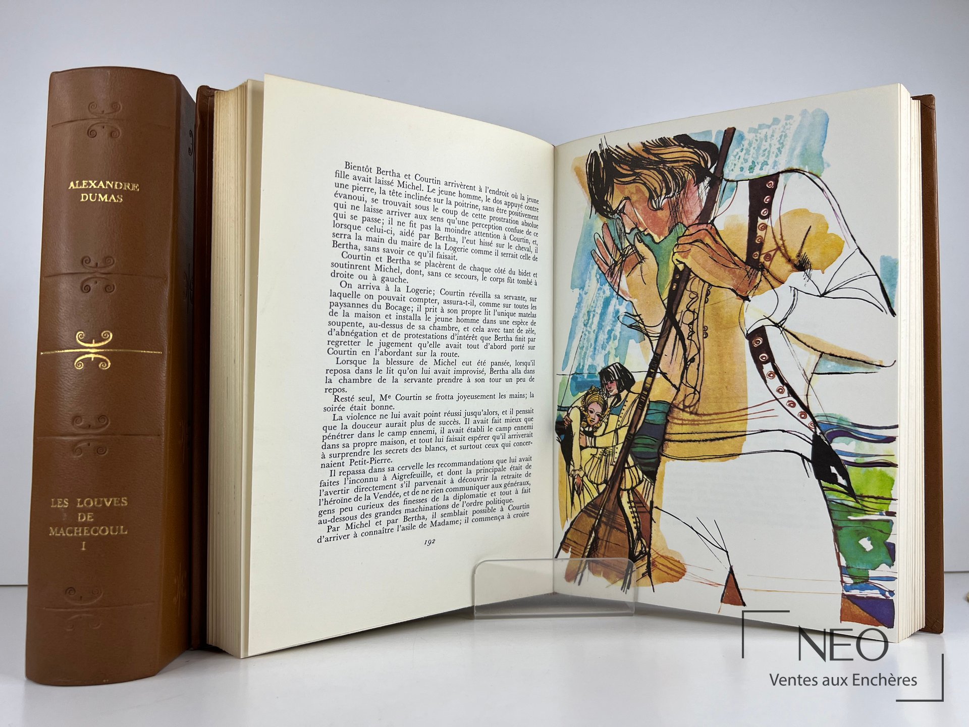 Livre ouvert montrant un volume relié plein cuir et une page illustrée en couleur