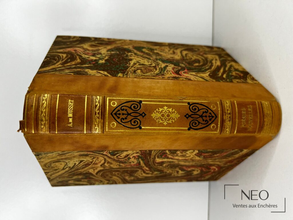 Couverture marbrée et dos doré du livre Alfred de Musset