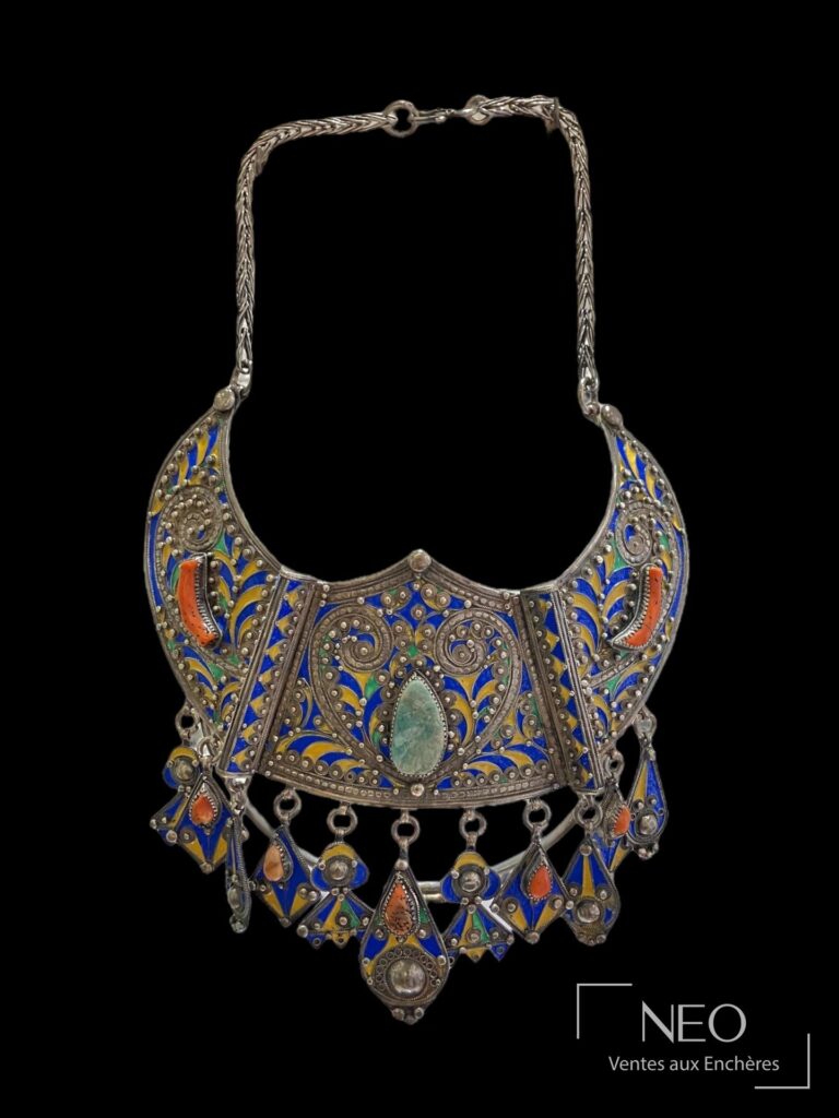 Collier plastron kabyle en argent émaillé polychrome avec pendeloques et pierre verte centrale