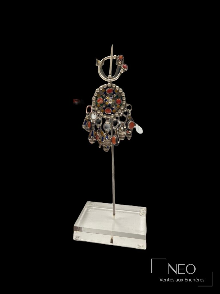 Fibule ronde kabyle en argent émaillé montée sur socle noir et plexiglas