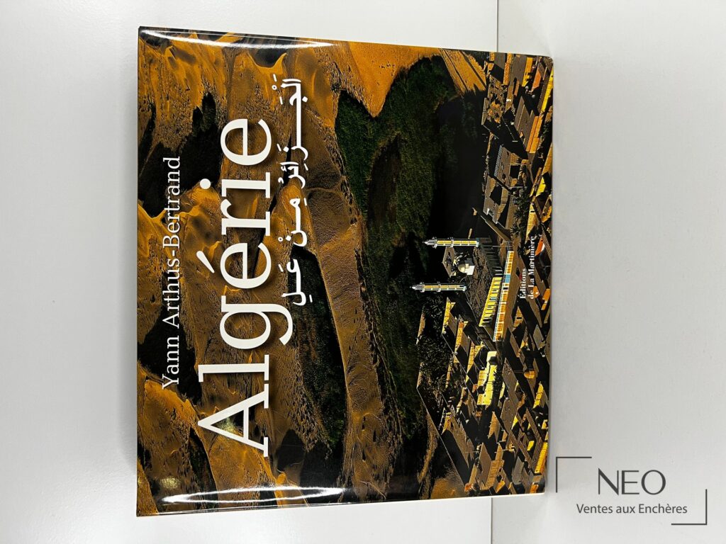 Couverture illustrée du livre Algérie vue du ciel avec vues aériennes et titre en grand.