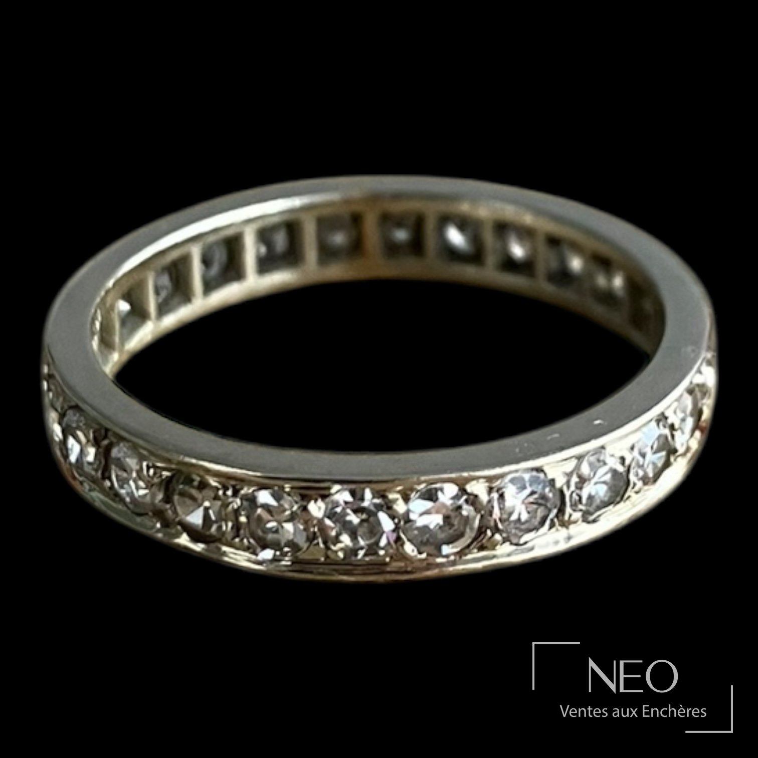 Alliance américaine en or gris sertie de diamants anciens