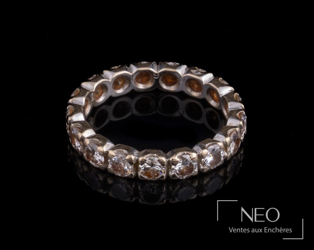 Alliance en or gris sertie de diamants sur fond noir