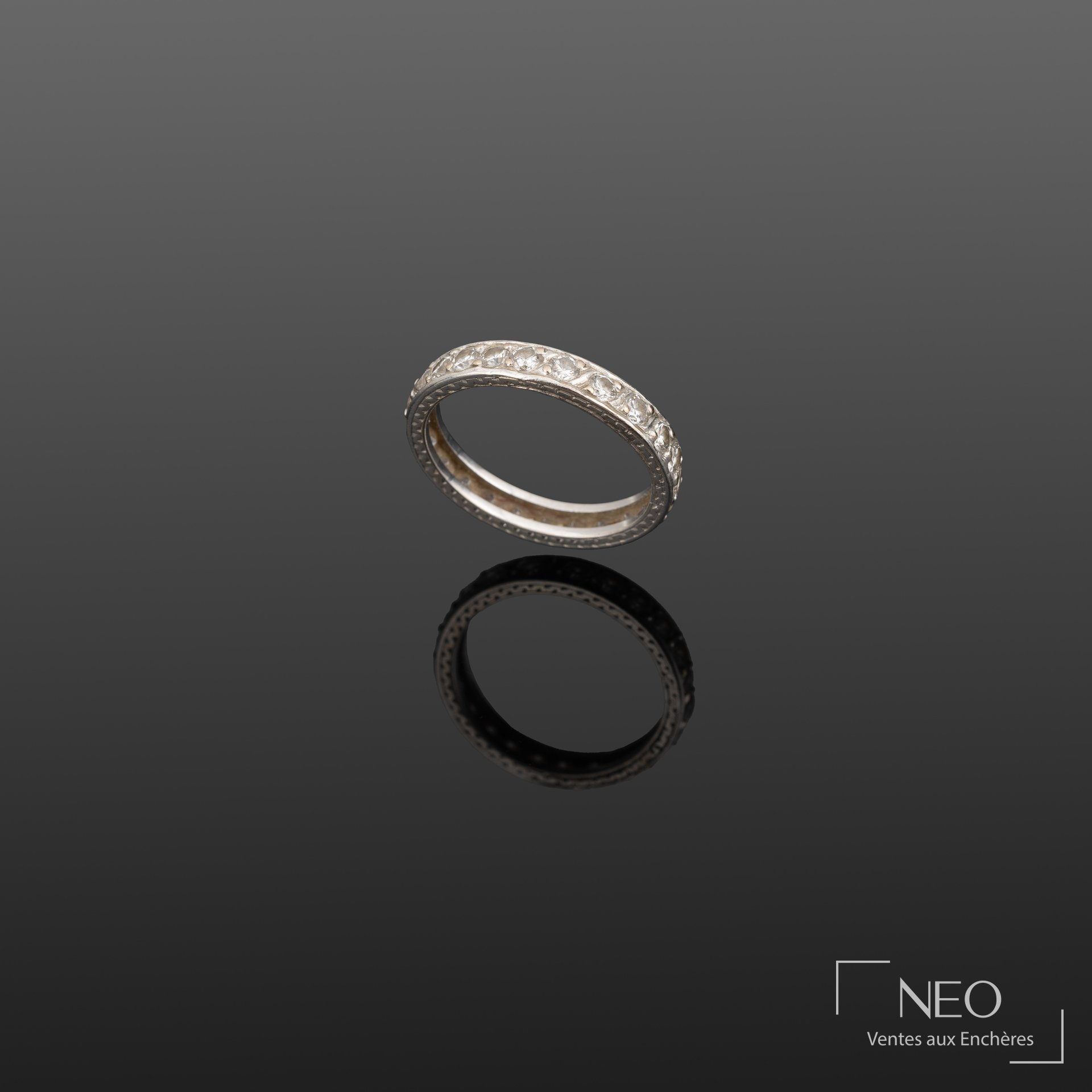 Alliance américaine en or gris sertie de diamants