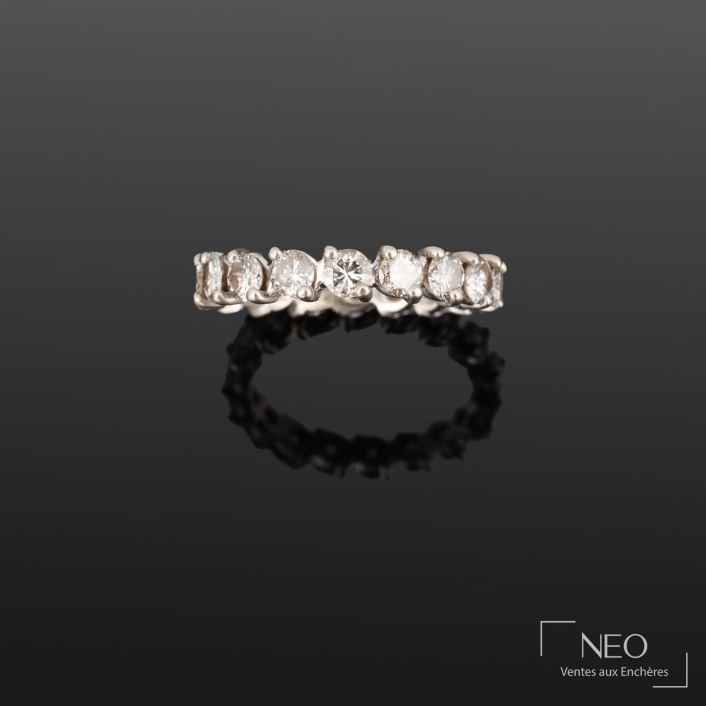 Alliance américaine en or gris sertie de diamants sur fond noir