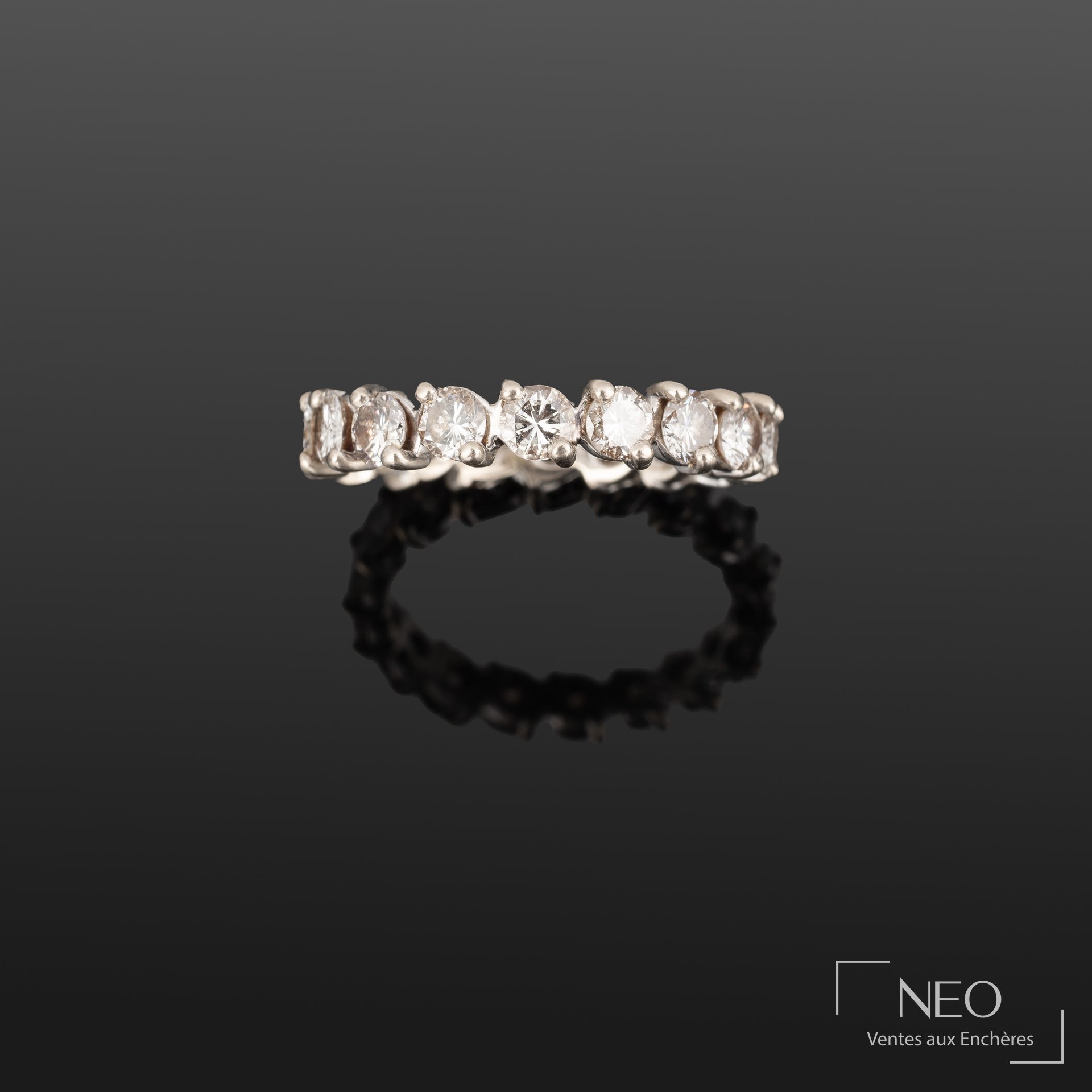Alliance américaine en or gris sertie de diamants sur fond noir