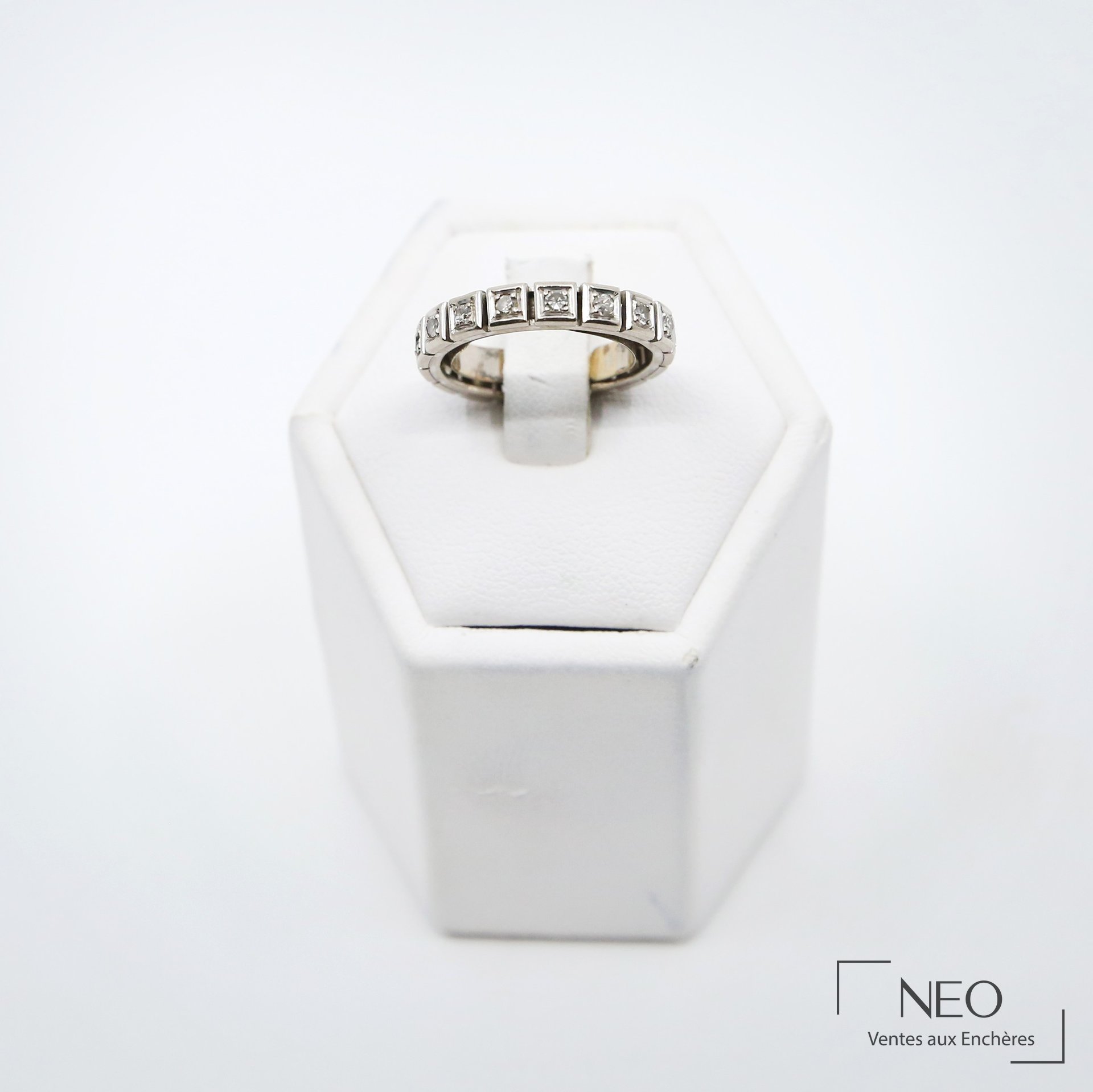 Alliance américaine en or gris 18 carats ornée de diamants