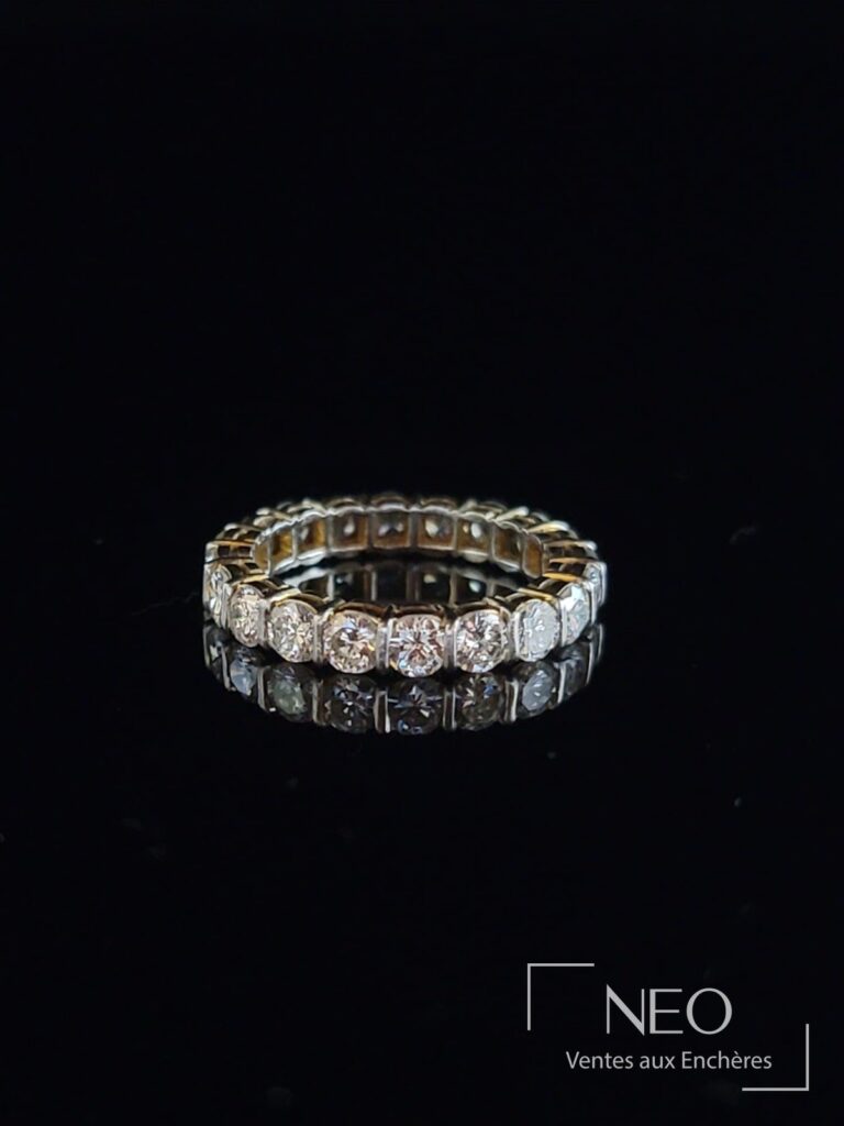 Alliance américaine en platine sertie d'une ligne de diamants sur fond noir