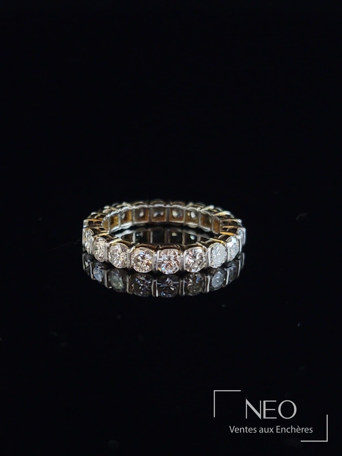 Alliance américaine en platine sertie de diamants taille brillant