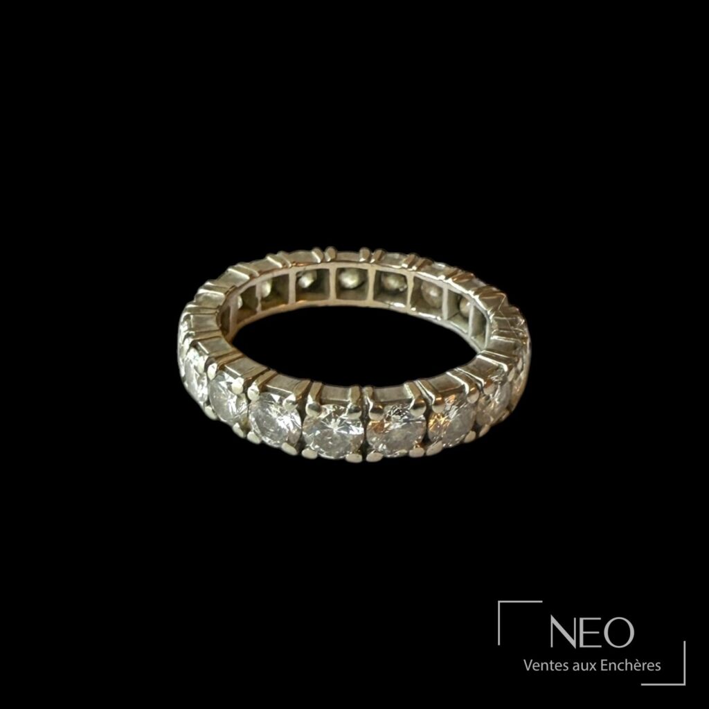 Alliance américaine en or blanc sertie de diamants sur fond noir