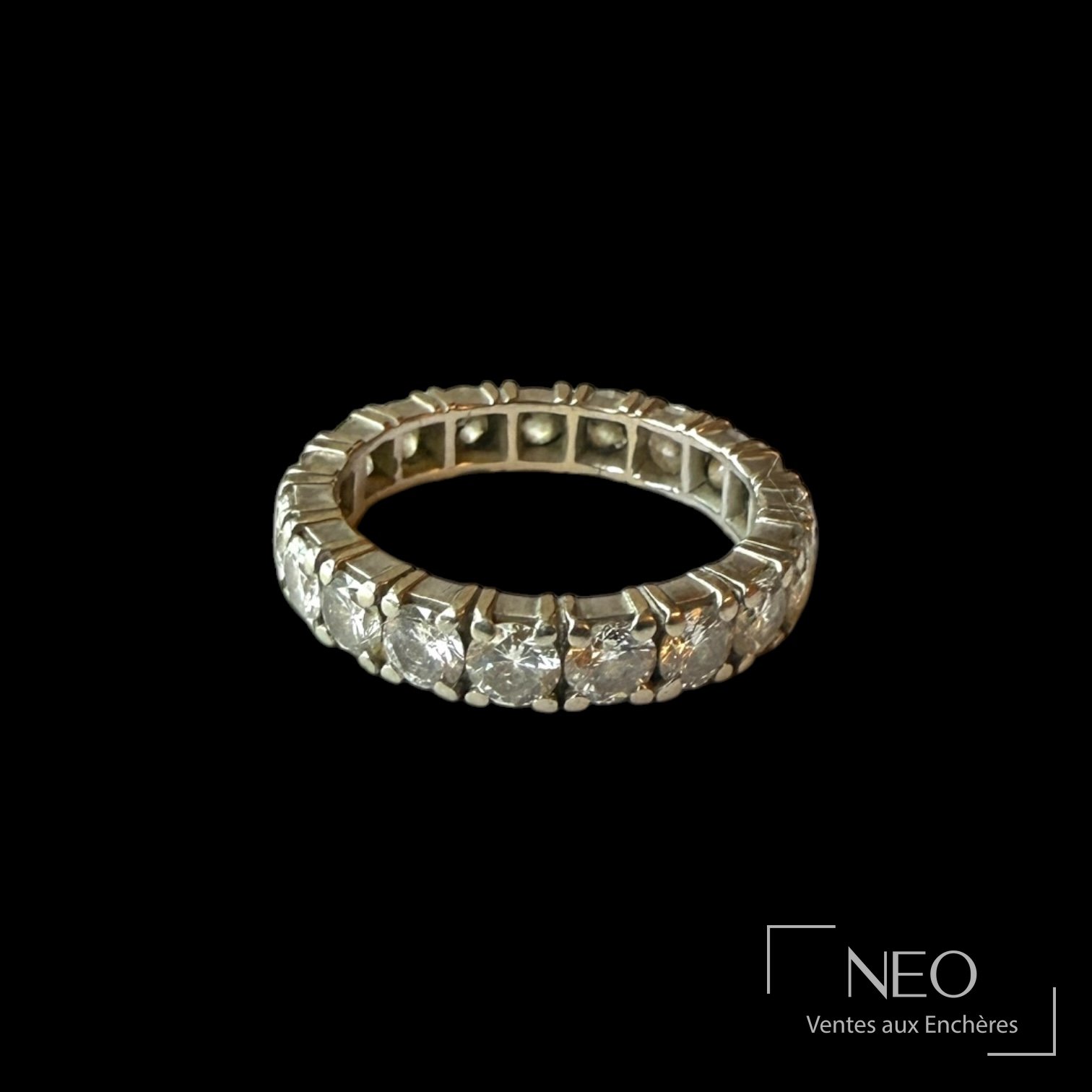 Alliance américaine en or blanc sertie de diamants sur fond noir