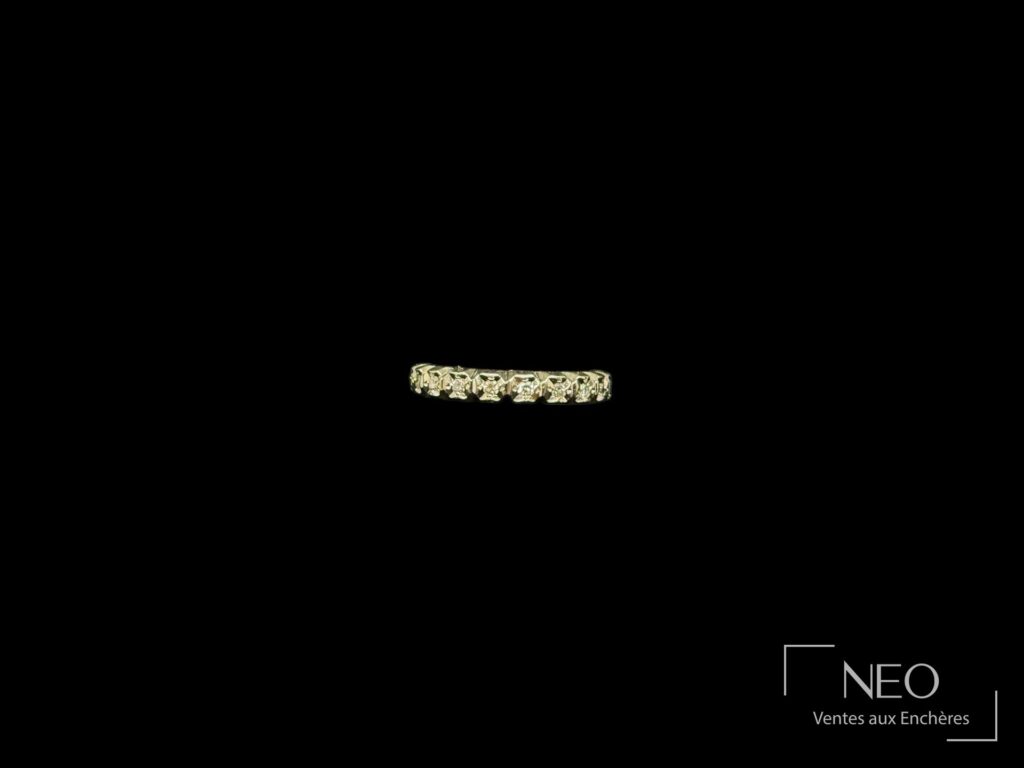 Alliance en or gris sertie de petites brisures de diamants sur fond noir