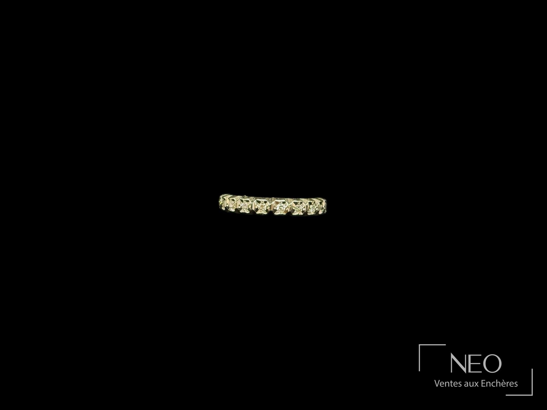 Alliance américaine en or gris 750/1000 sertie de brisures de diamants