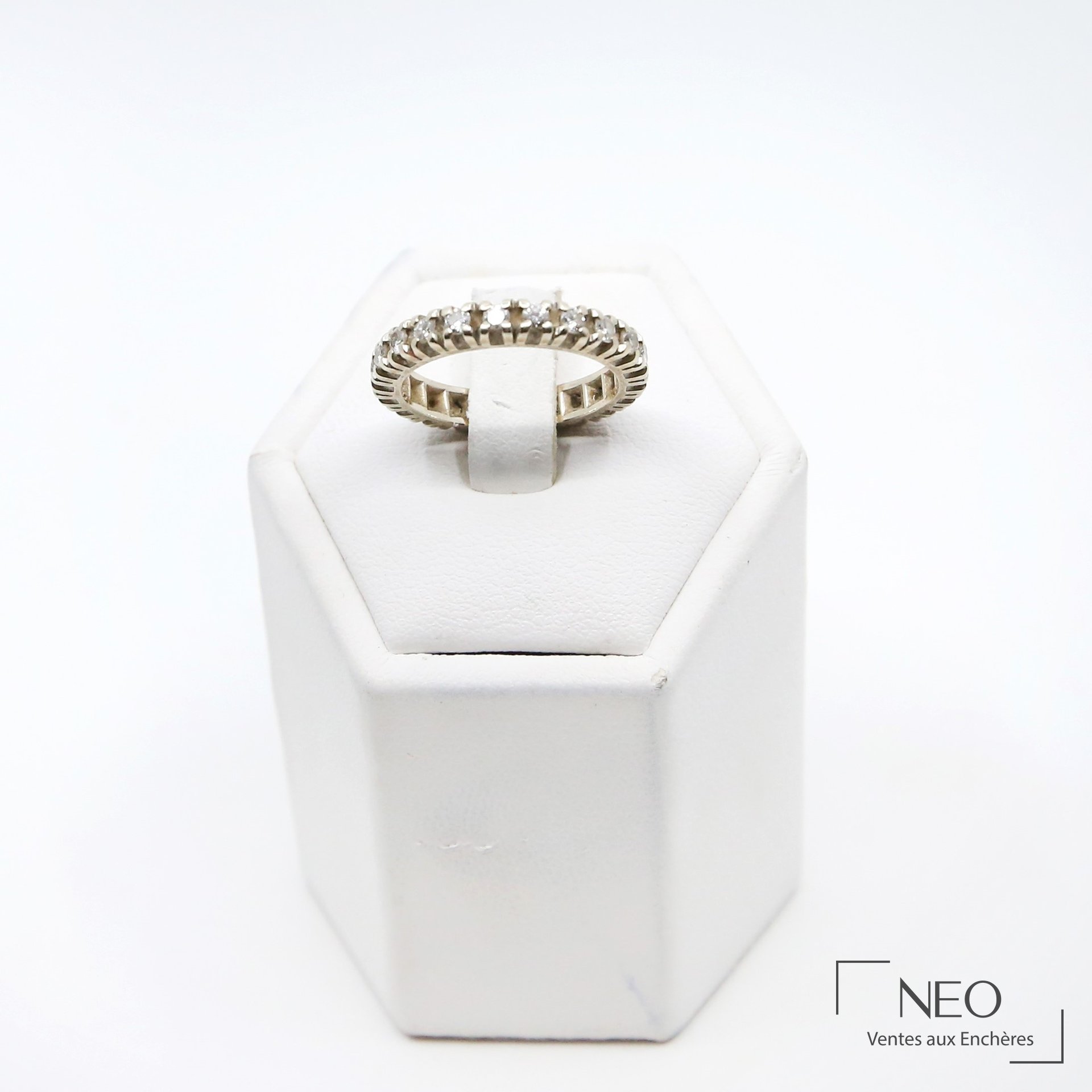 Alliance américaine en or gris 18 carats sertie de diamants