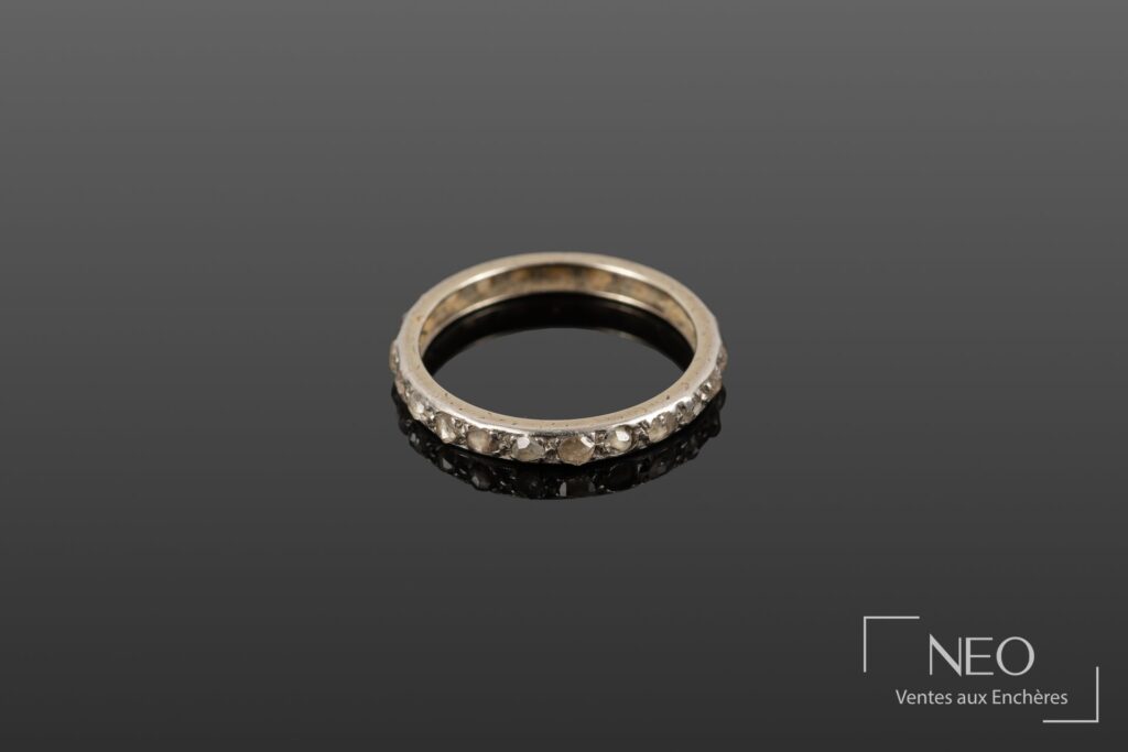 Alliance américaine en or gris sertie de diamants ronds sur fond sombre