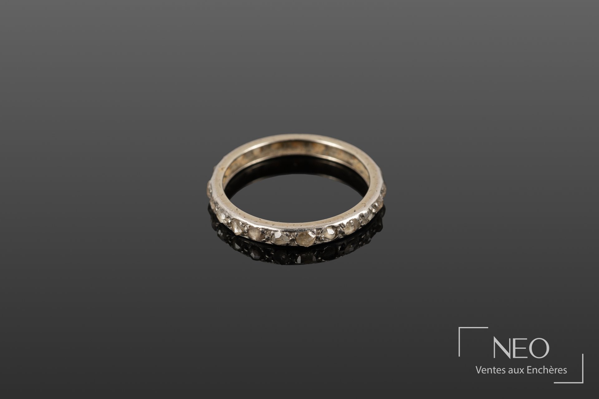 Alliance américaine en or gris 18 carats sertie de diamants ronds