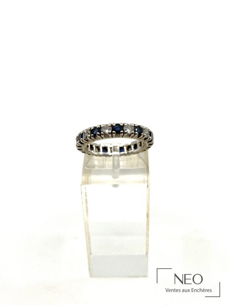 Alliance américaine en or gris sertie de saphirs et de diamants sur support transparent
