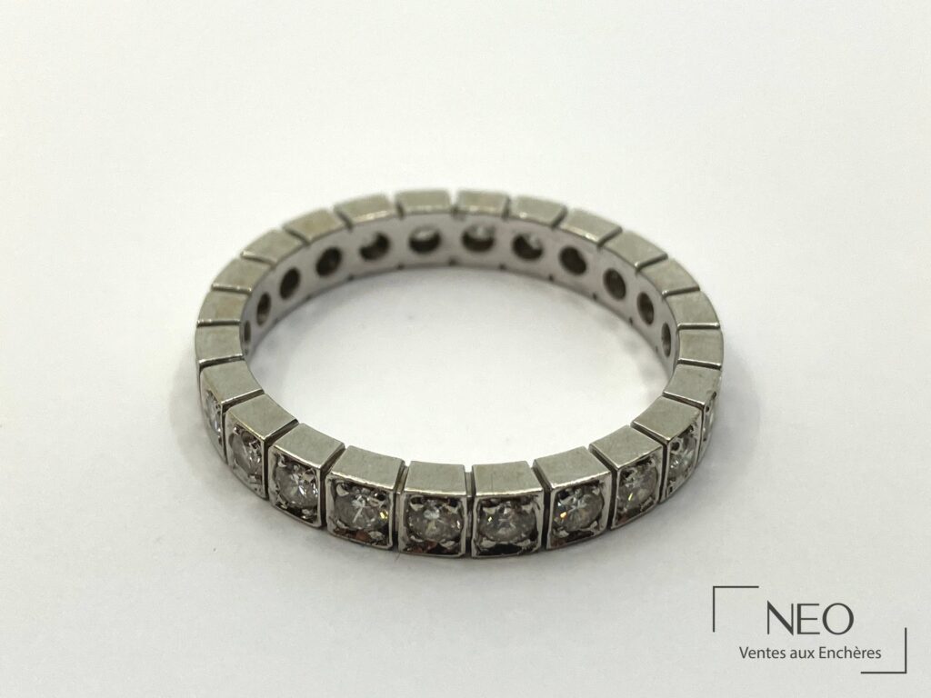 Alliance américaine en or gris pavée de diamants