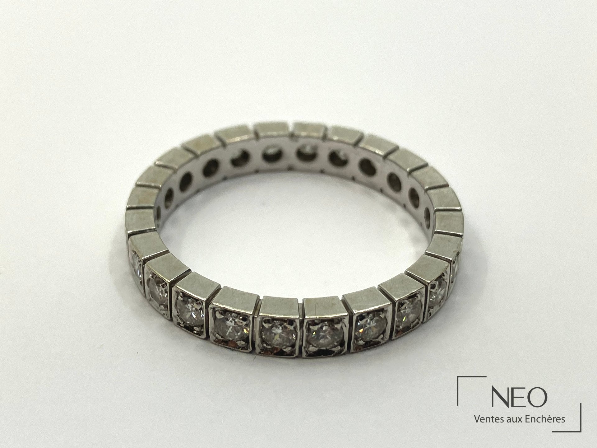 Alliance américaine en or gris 18 carats pavée de diamants