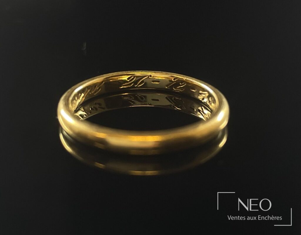 Alliance en or jaune 18 carats sur fond noir